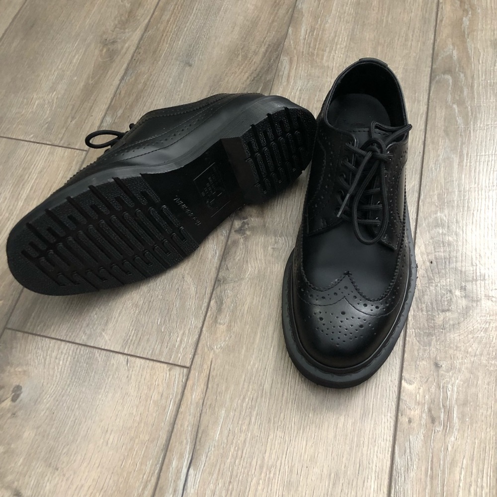 Dr. Marten 3989 Mono 5 Eye Brogue Shoe